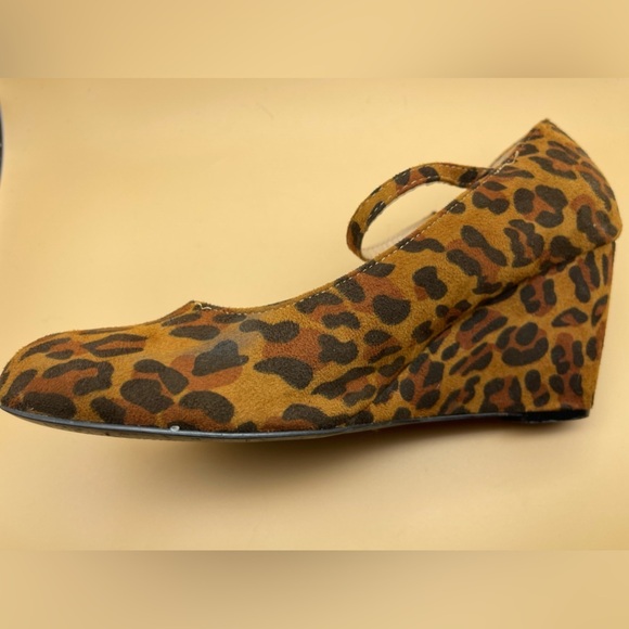 Chase & Chloe Emmy Mary Jane Wedge Pump
LEOPARD, Size 10, Preowned condition - Picture 4 of 10